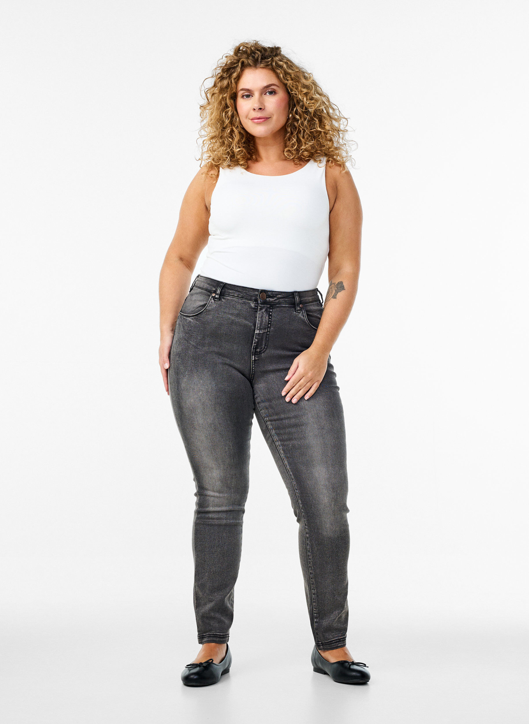 Slim fit Emily jeans med normal h&oslash;yde i livet, Gr&aring;, Model