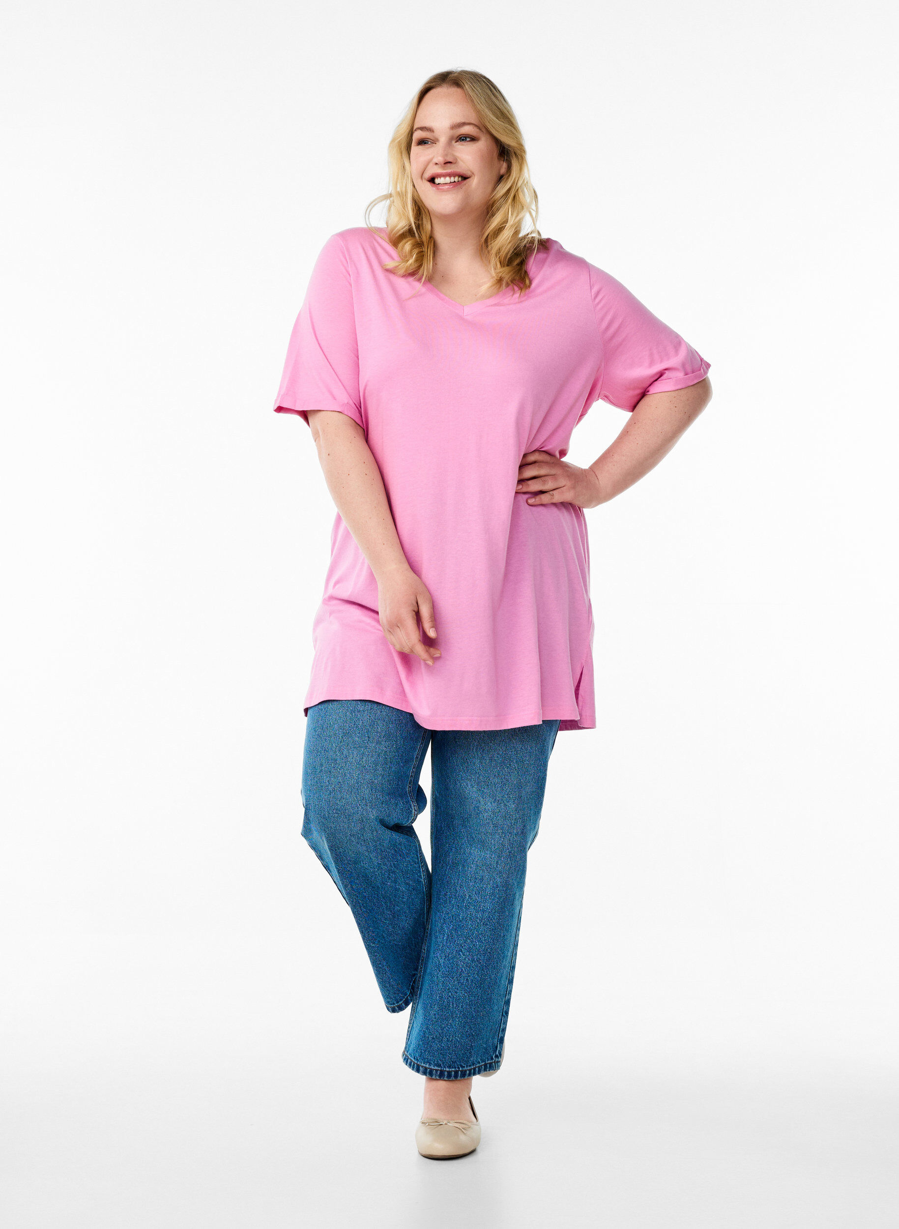 Zizzi Ensfarget oversized t-skjorte med V-hals, Rosa, Model image number 1