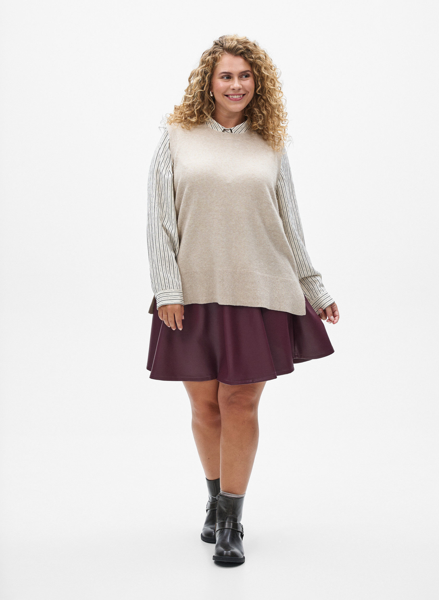ZizziStrikket vest med ribbestrikkede kanter, Beige, Model image number 1