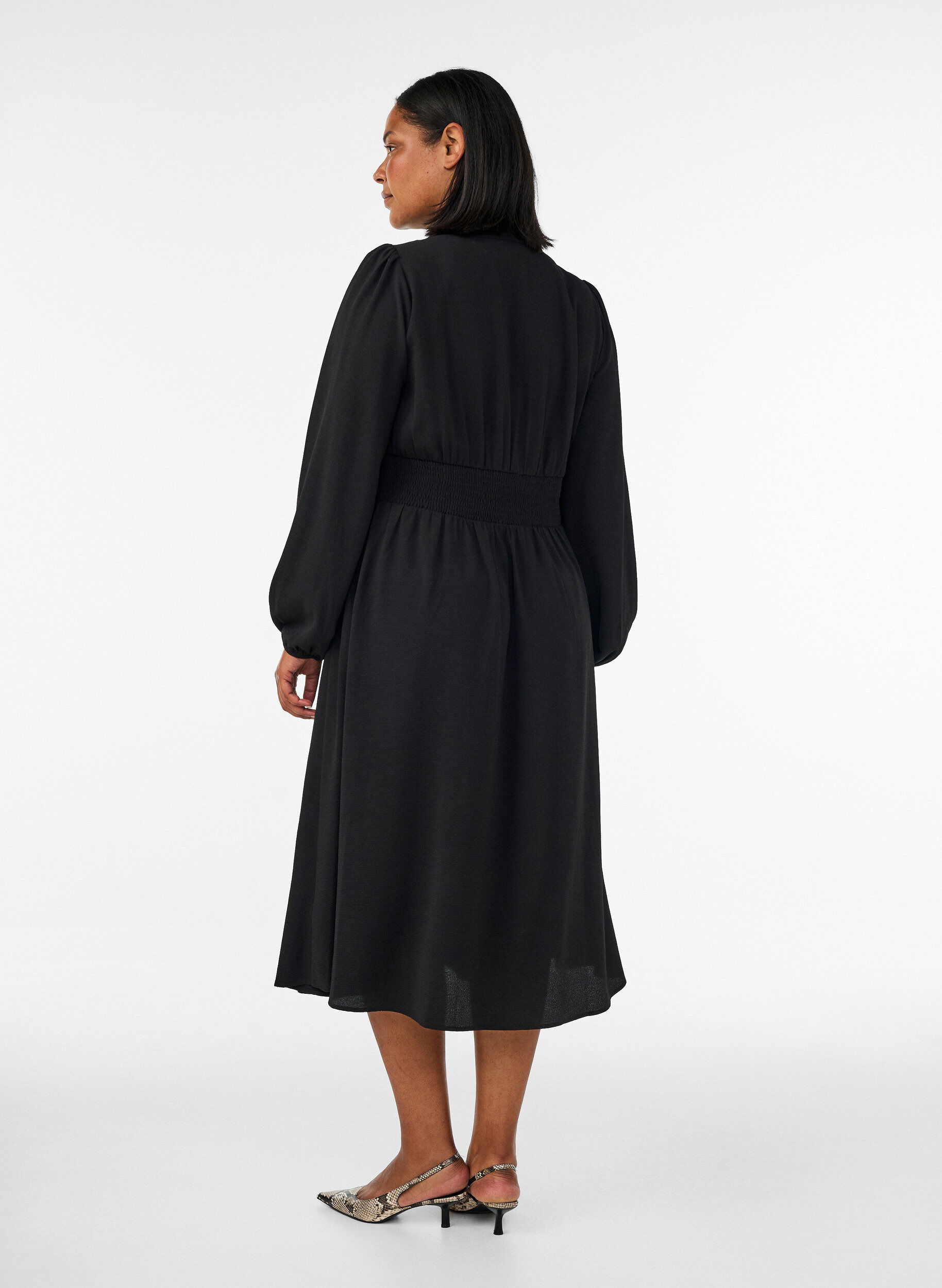 ZizziMidikjole med smock og dekorative knapper, Svart, Model image number 1