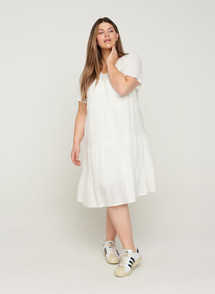 Kortermet kjole med broderi anglaise, Bright White, Model image number 0