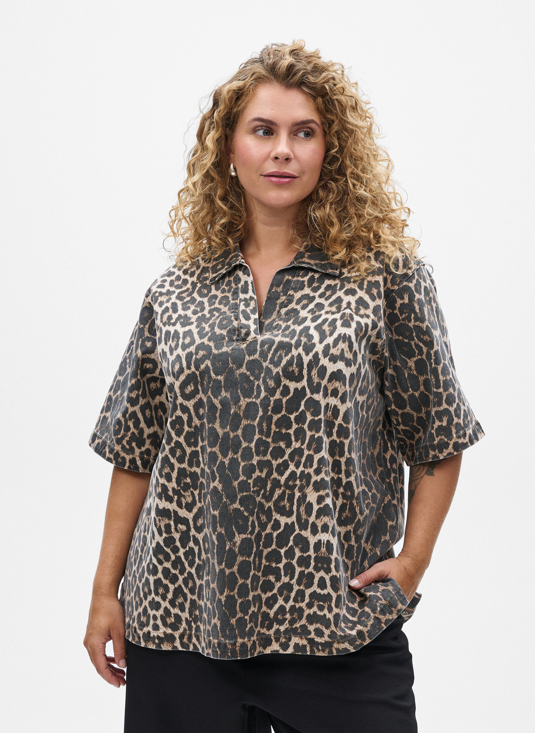 Leopardm&oslash;nstret denimbluse med krage og halvlange ermer, Brun, Model