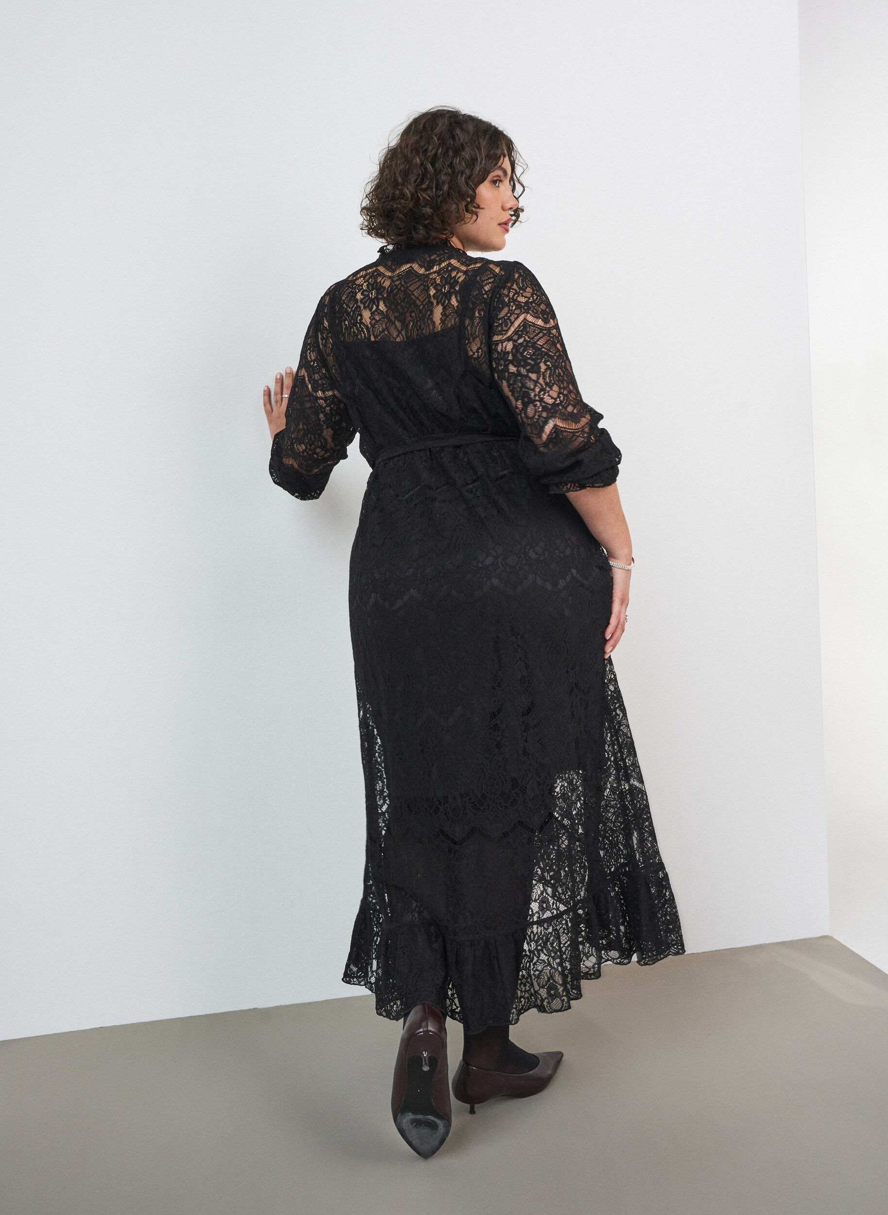 ZizziBlondekjole med omslagsskj&oslash;rt og volanger, Svart, Model image number 1