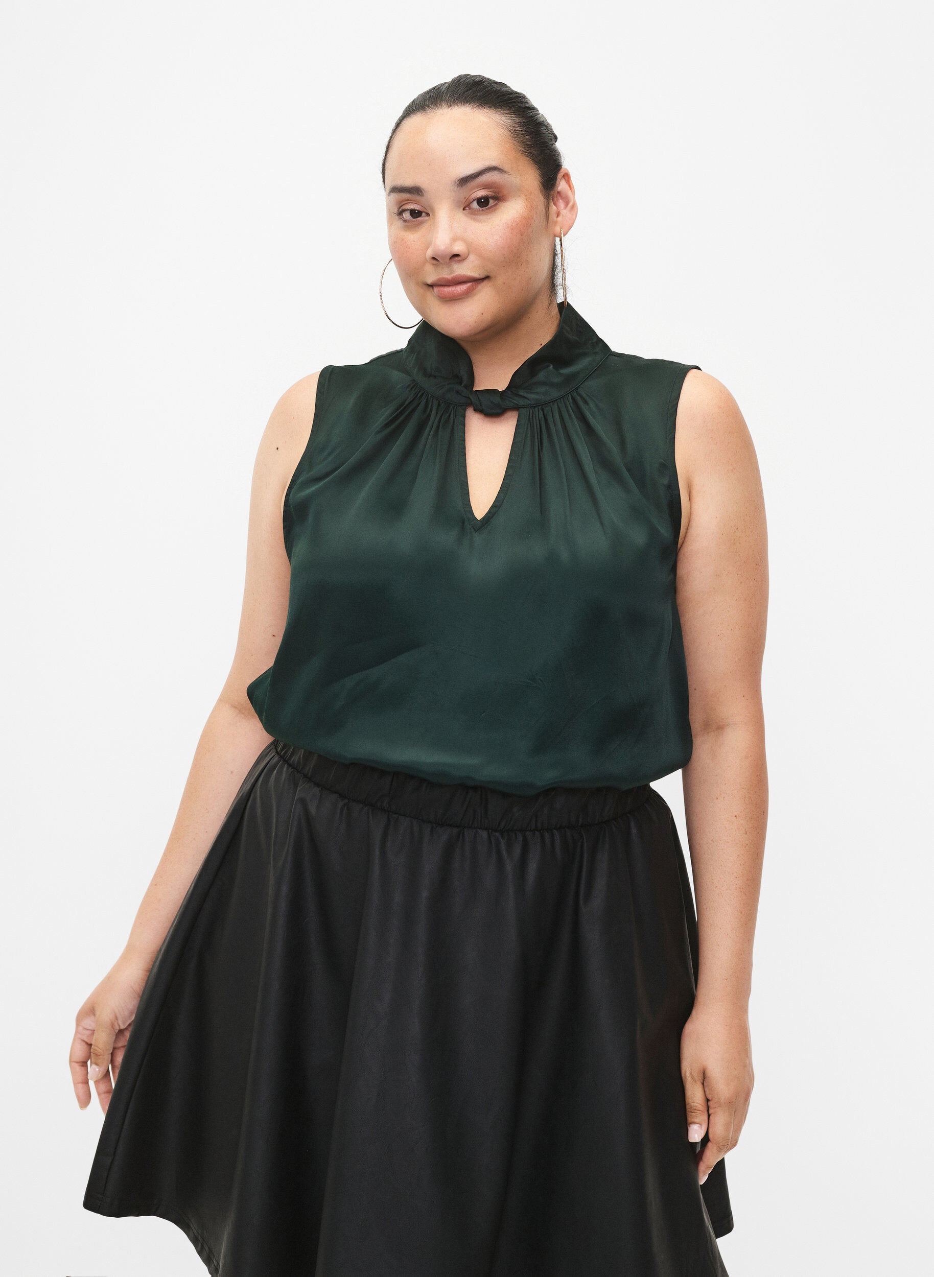 Zizzi Ermel&oslash;s topp i viskose med detaljer, Scarab, Model image number 0