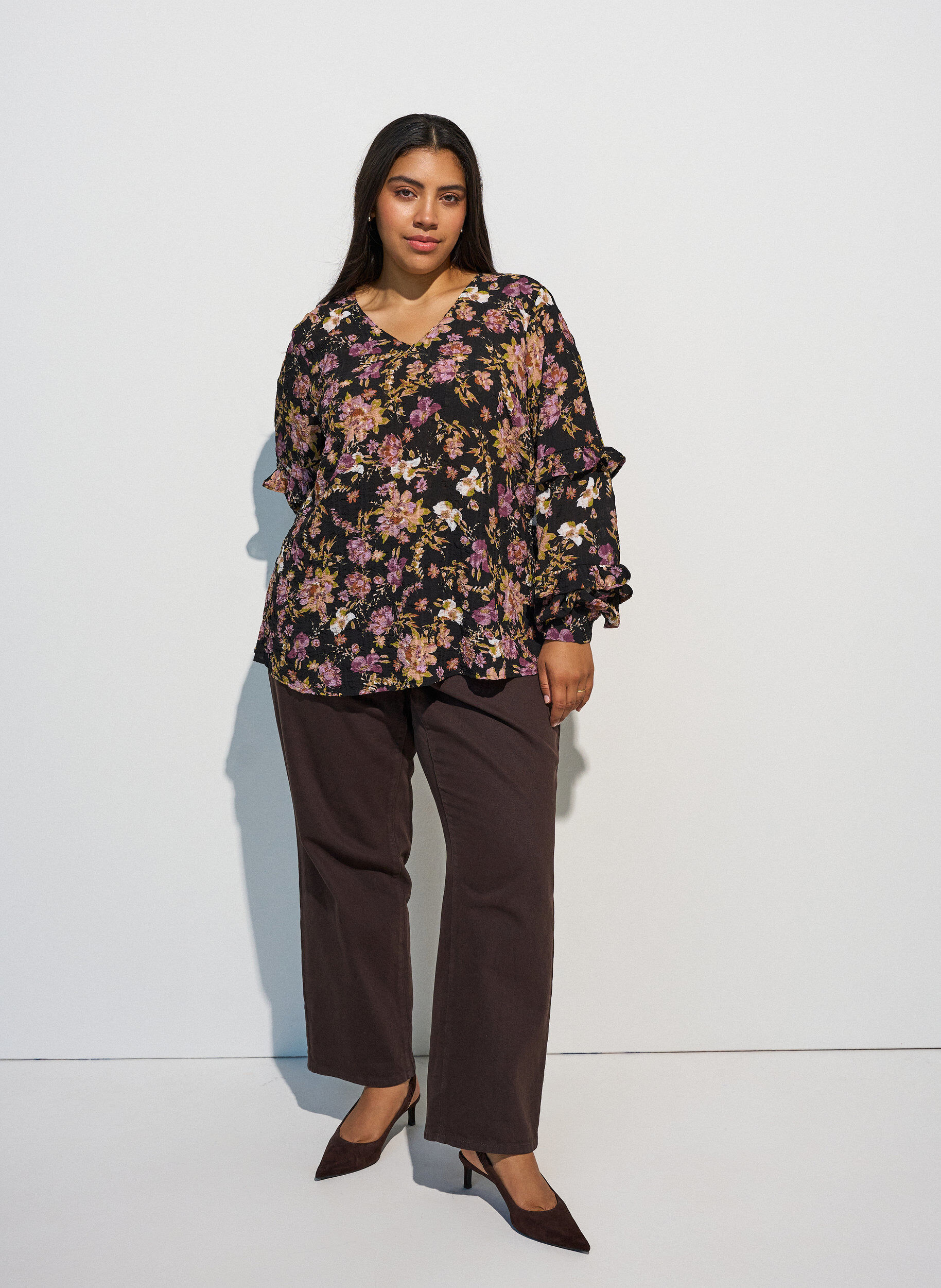 ZizziBluse med blomstertrykk og rysjedetaljer, Svart, Model image number 1