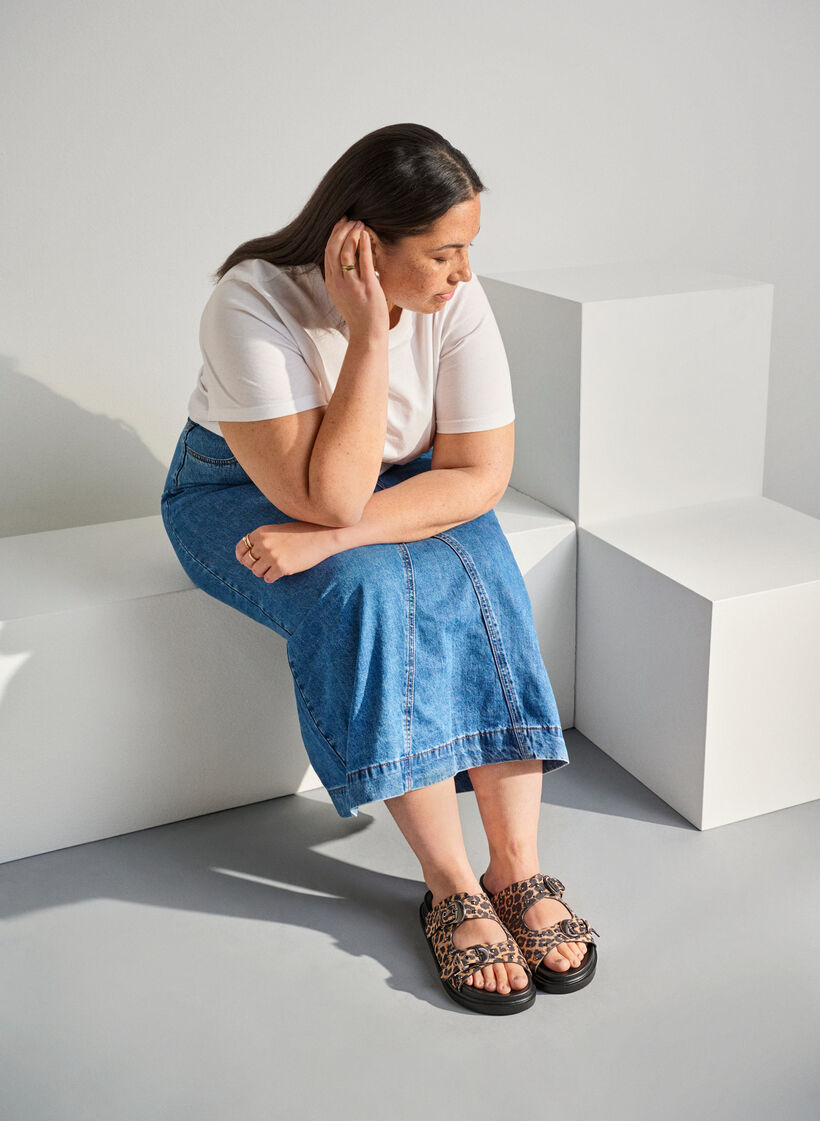 Wide fit - Slip-on sandaler med nagler, Leopard AOP, Image