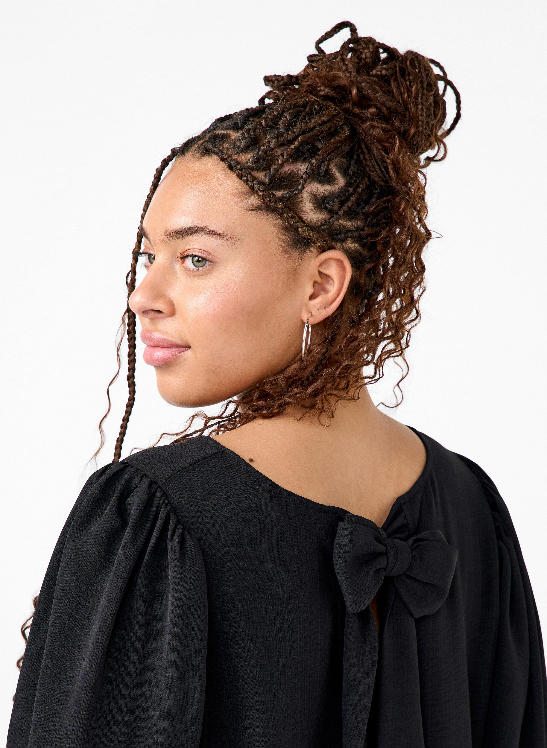 Zizzi Kortermet bluse med sl&oslash;yfe bak p&aring; ryggen, Black, Model image number 2