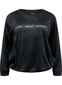 Velourbluse med brodert tekst