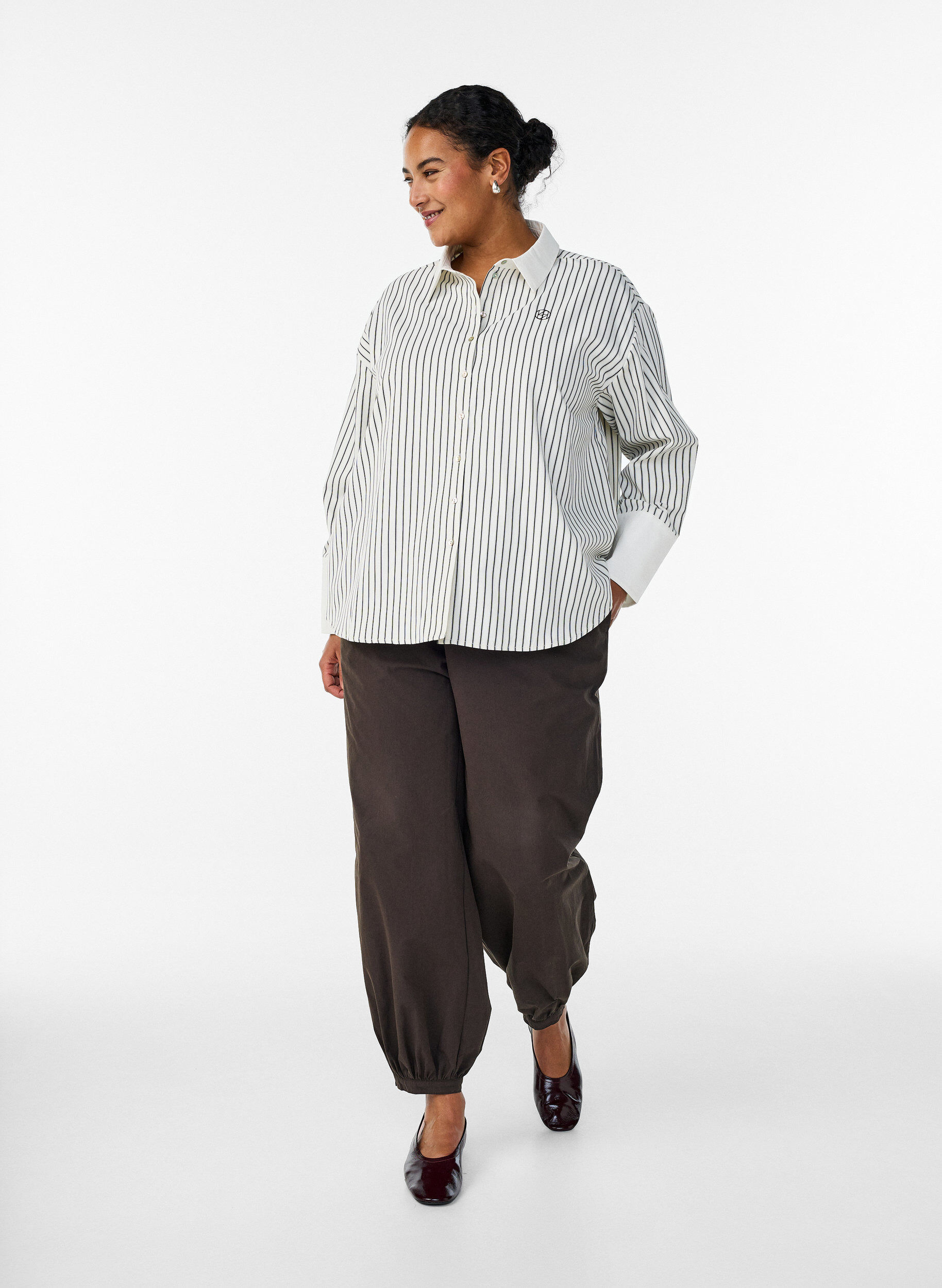 Zizzi Loose fit stripet skjorte med vide mansjetter, Hvit, Model image number 1