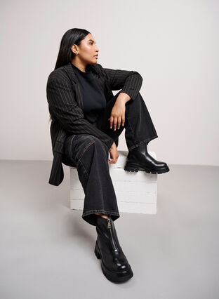 Zizzi Korte skinnboots med glidelås og bred passform, Black, Image image number 0