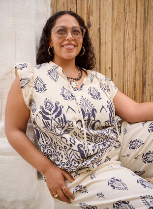 Zizzi Ermeløs bluse med volanger og trykk, Beige, Image image number 0