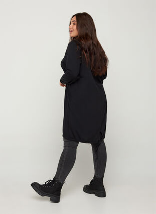 Høyhalset kjole med knyting, Black, Model image number 1