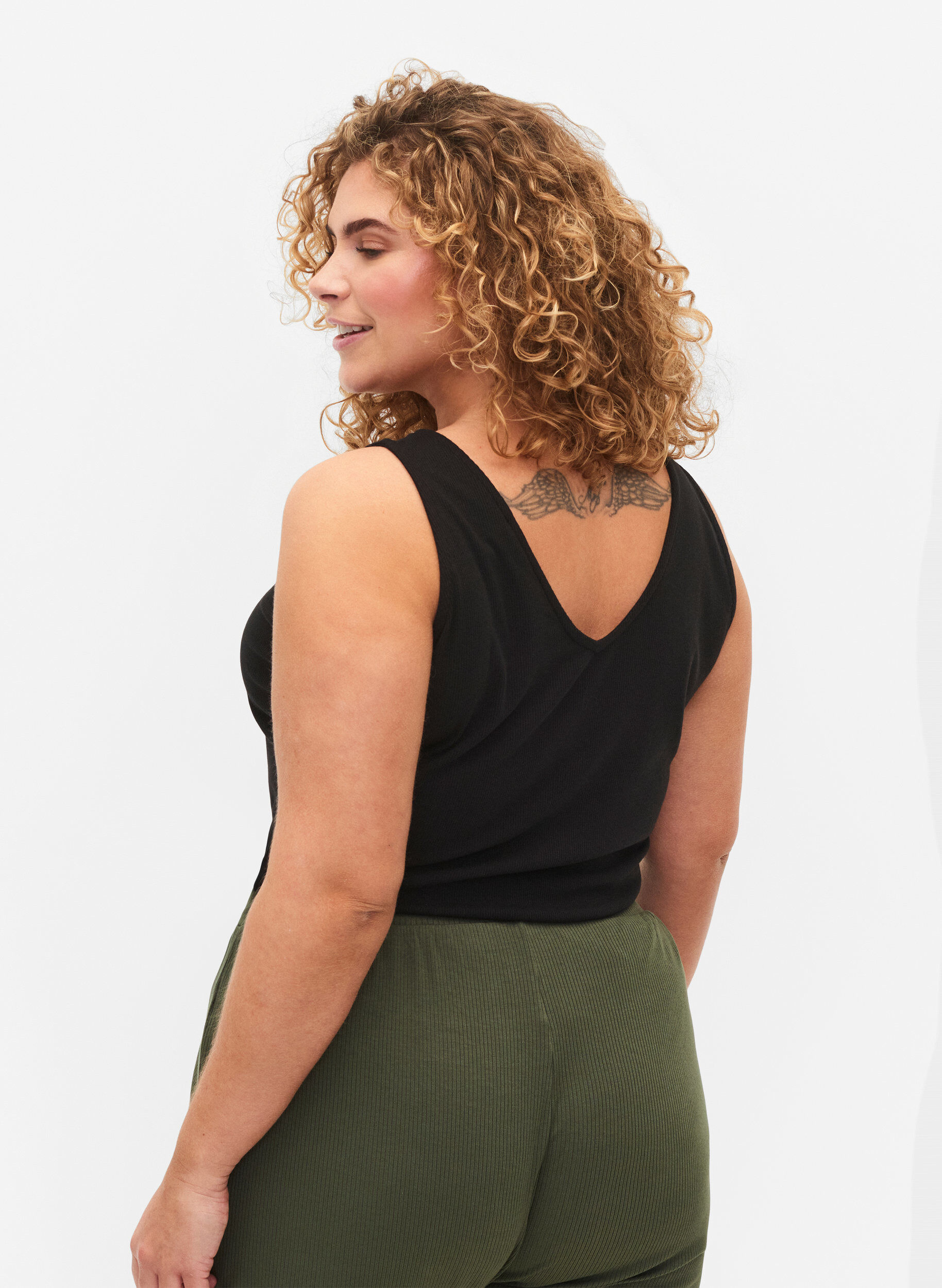 Zizzi Basic top i ribbet materiale med V-utskj&aelig;ring, Black, Model image number 1