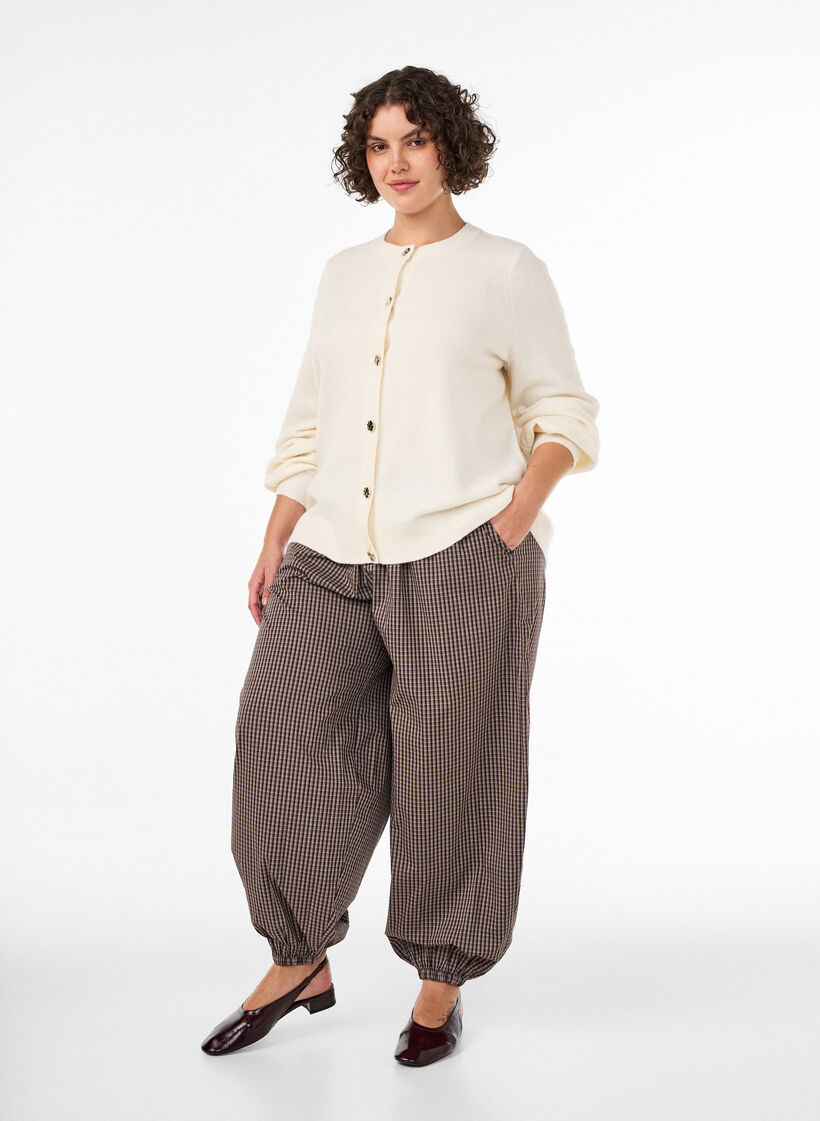 Cardigan i myk strikk med gullfargede knapper, Vanilje, Model image number 1