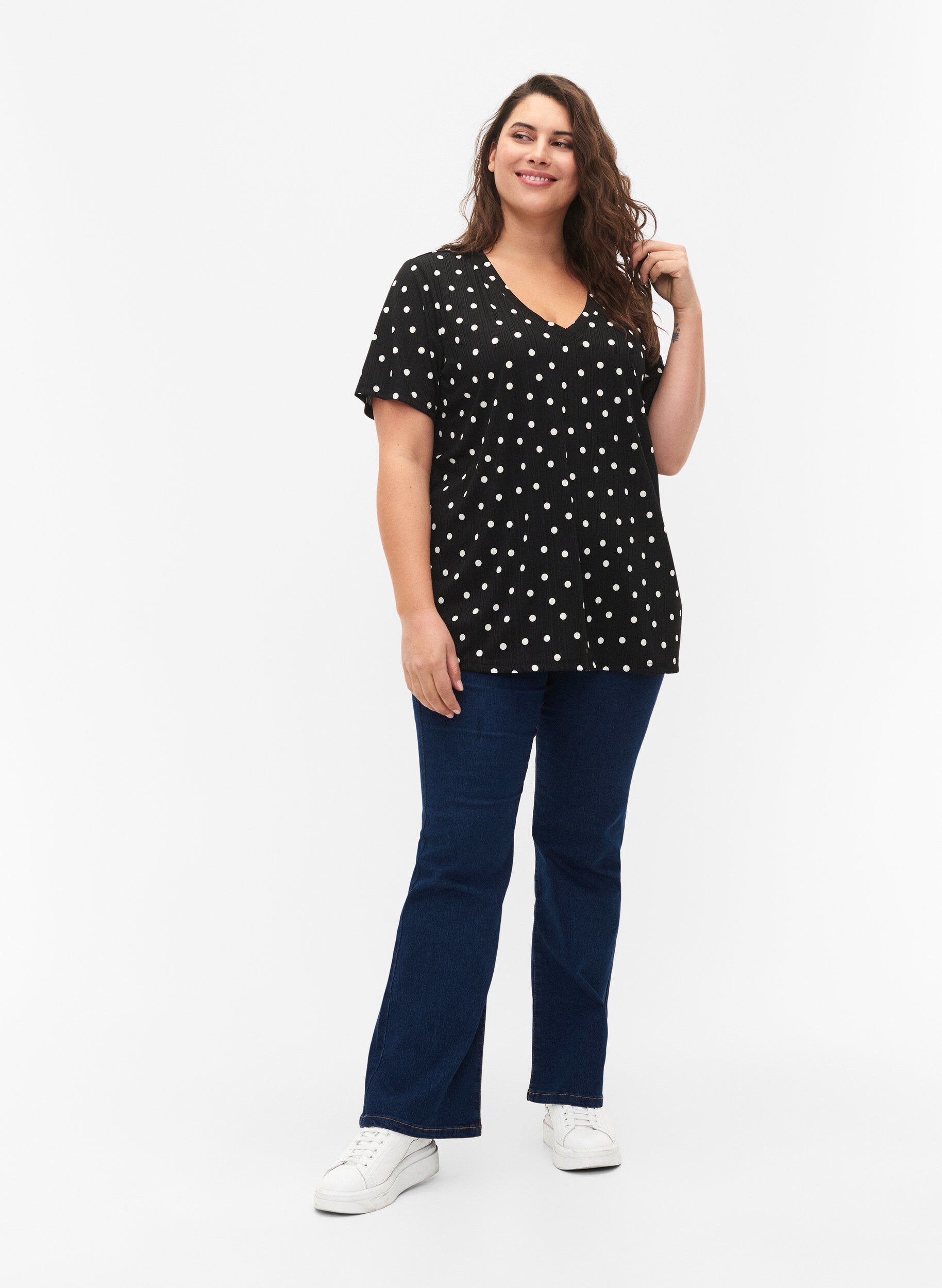 Zizzi FLASH - M&oslash;nstret T-skjorte med V-hals, Black Dot, Model image number 2