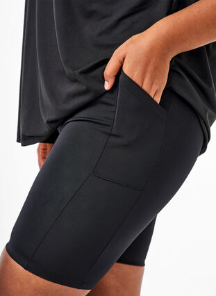 Ettersittende shorts med høy midje og lommer, Black, Model image number 2