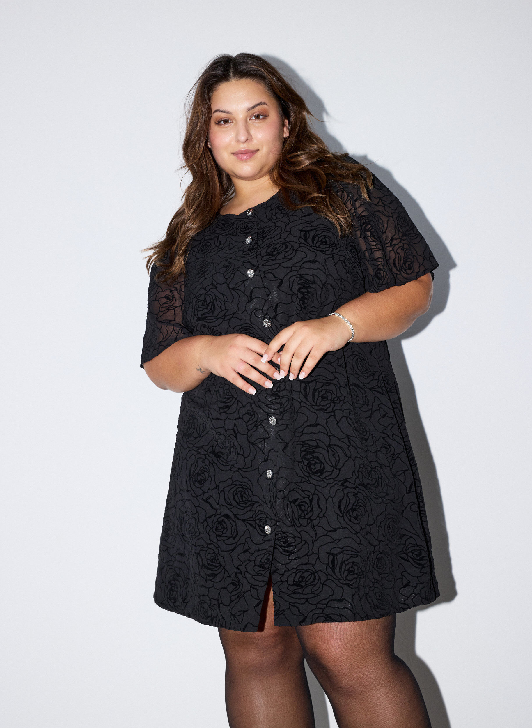 Kort kjole med rosetrykk og knapper, Svart, Model