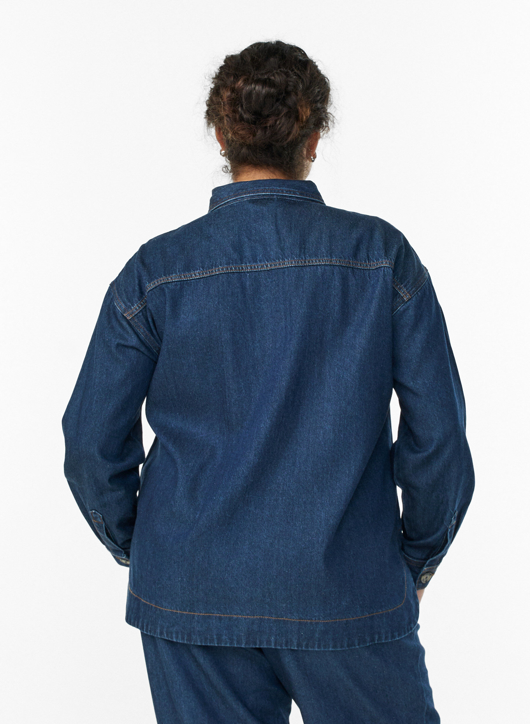 Zizzi Loose fit denimskjorte med brystlommer, Bl&aring;, Model image number 2