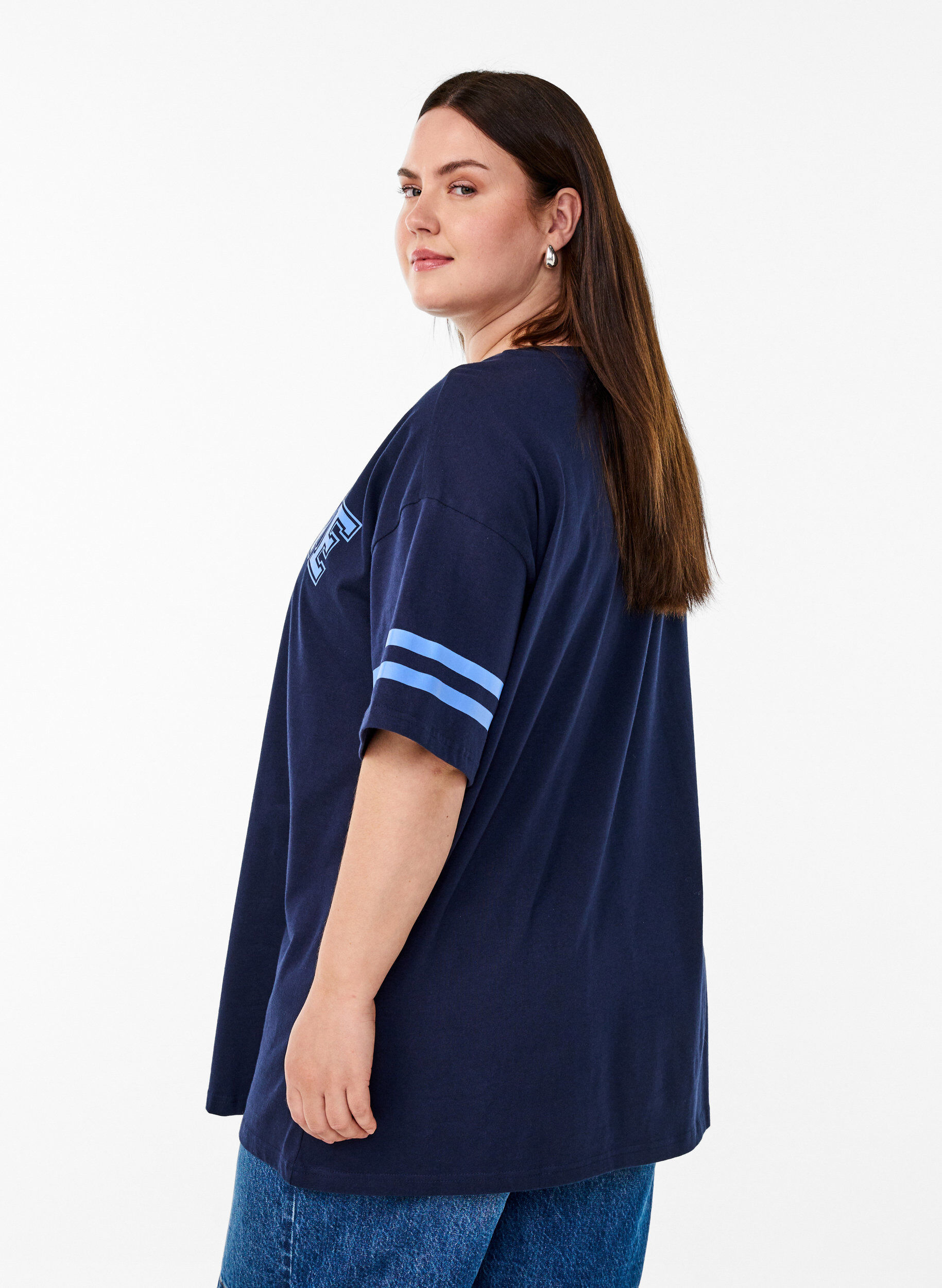 Zizzi Sporty oversized college T-skjorte, Bl&aring;, Model image number 2