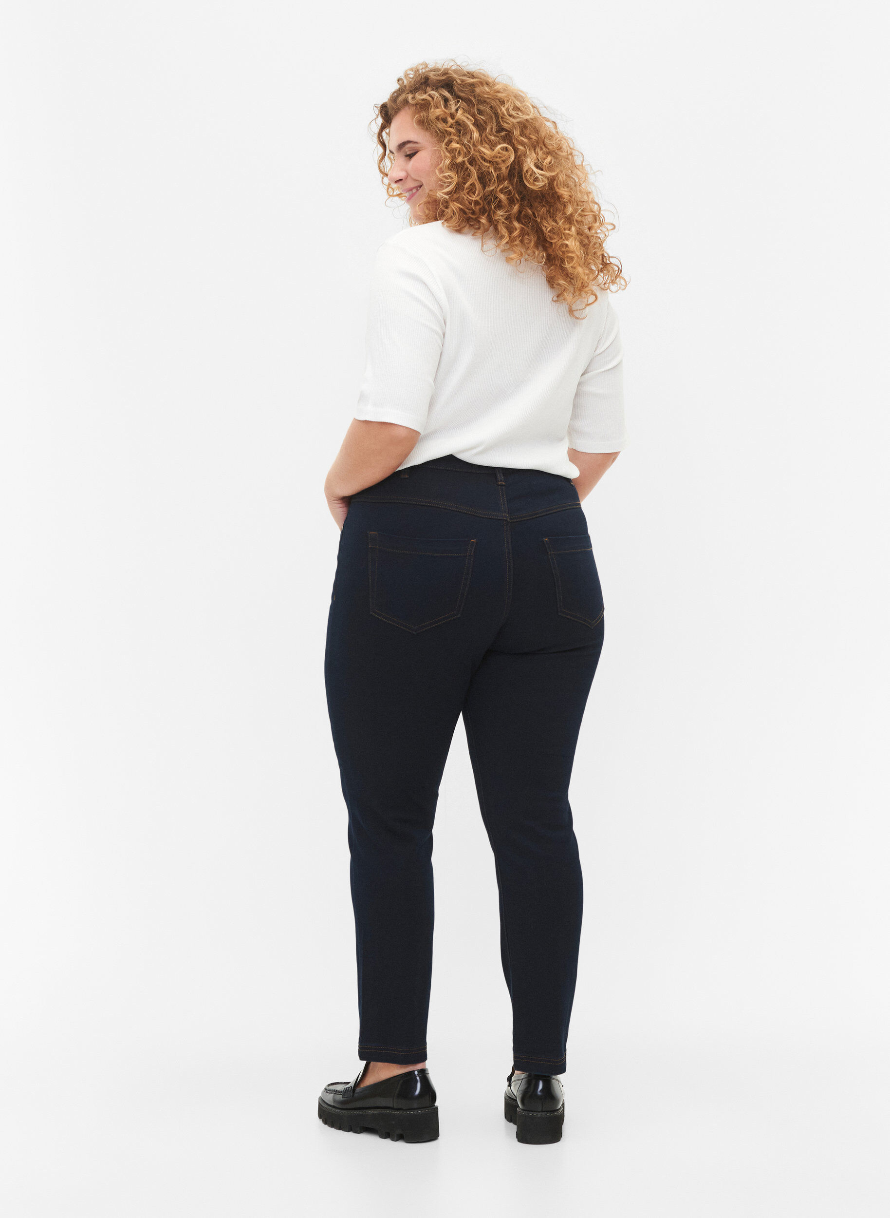 ZizziSlim fit Emily jeans med normal h&oslash;yde i livet, Bl&aring;, Model image number 1