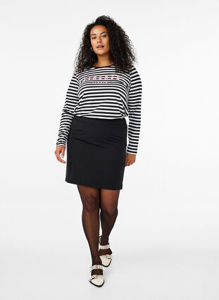 Zizzi Kort skjørt med strikk i midjen bak, Black, Model image number 3