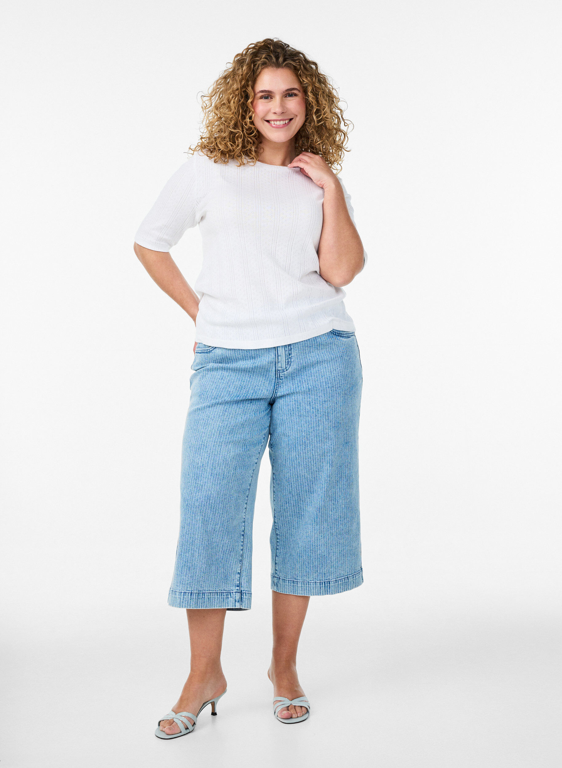 Zizzi T-skjorte i bomull med hullbroderi, Hvit, Model image number 1