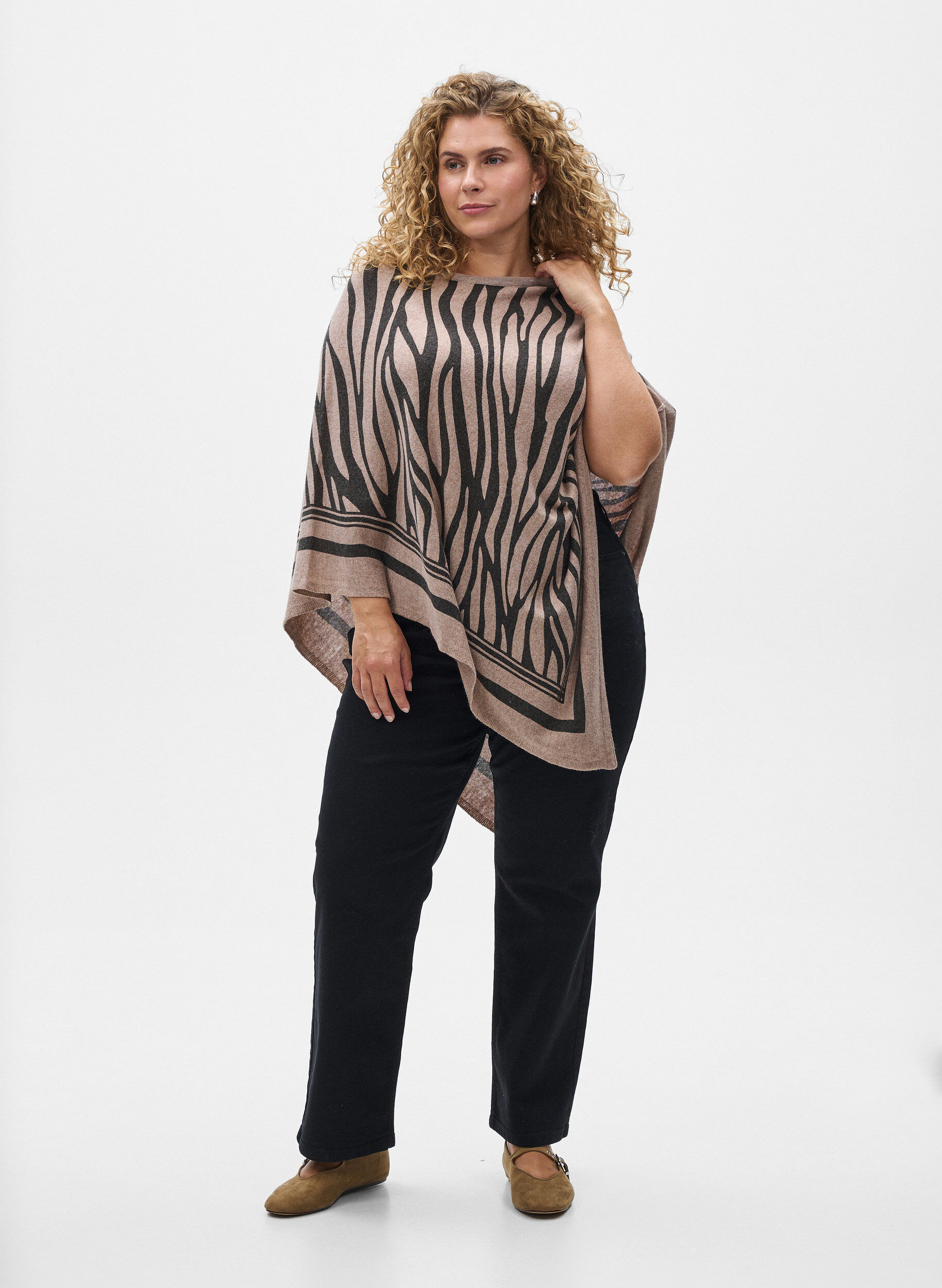 Zizzi Finstrikket poncho, Svart, Model image number 1