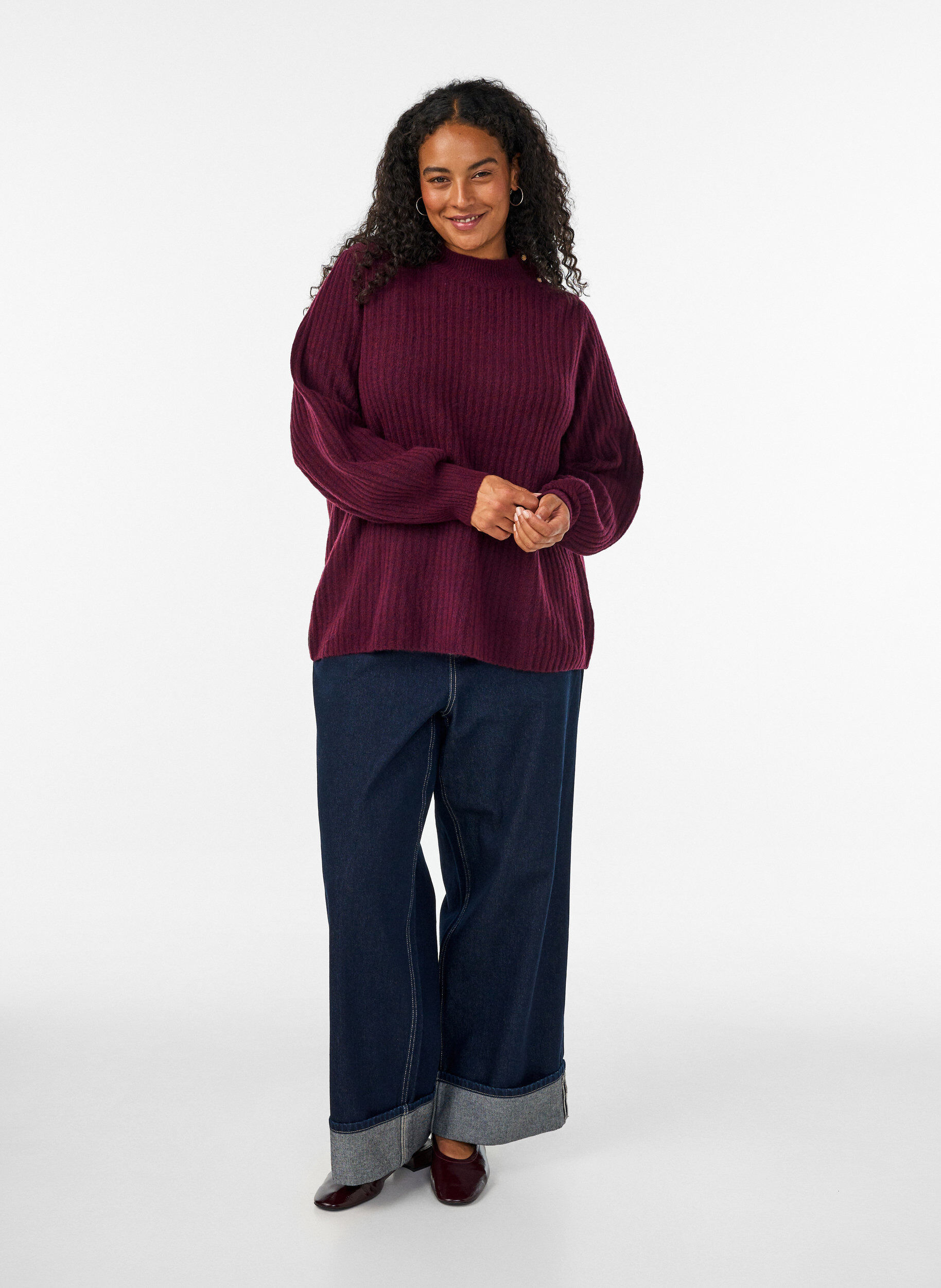 ZizziRibbestrikket genser med puffede ermer og knapper, M&oslash;rk Bordeaux, Model image number 1