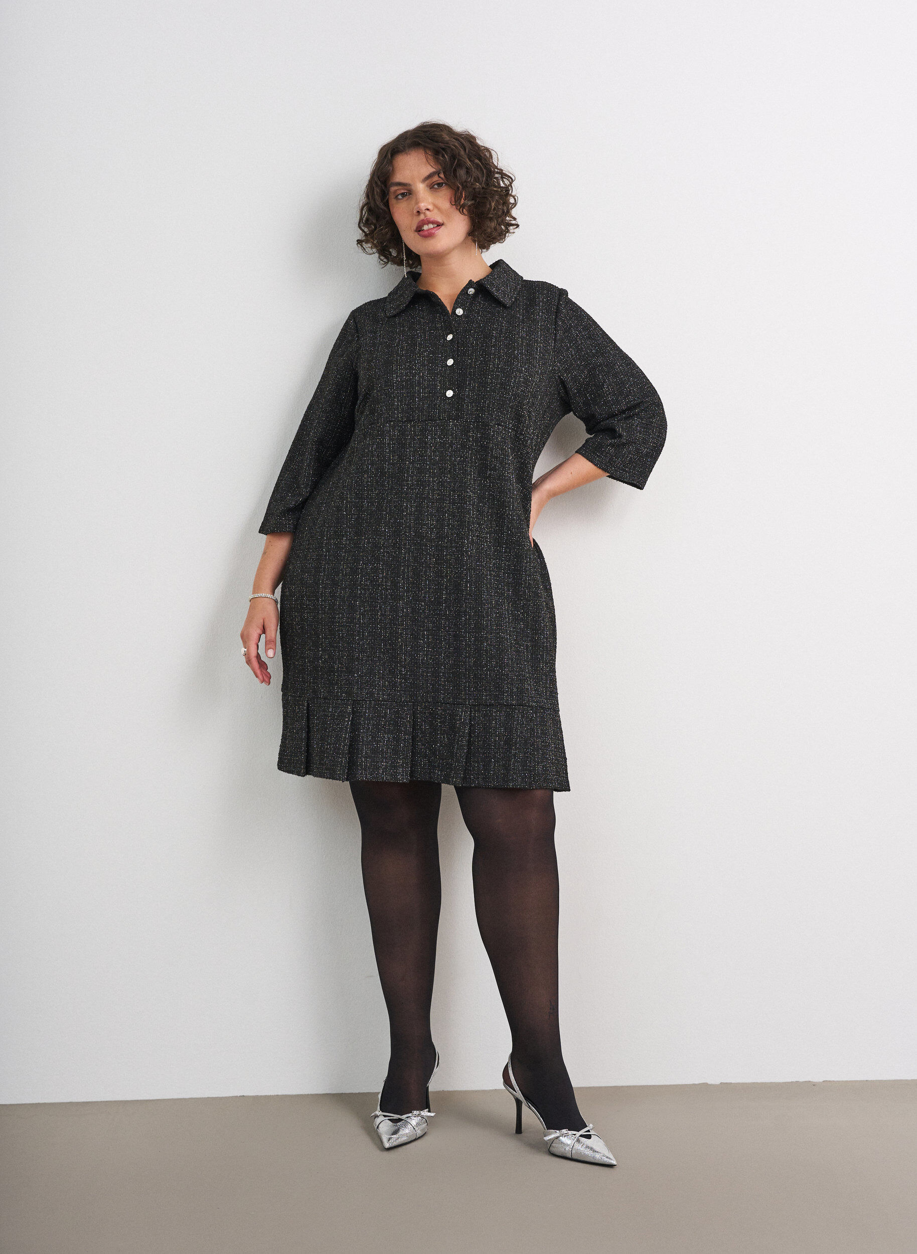 ZizziKort boucl&eacute; kjole med dekorative knapper, Svart, Model image number 1