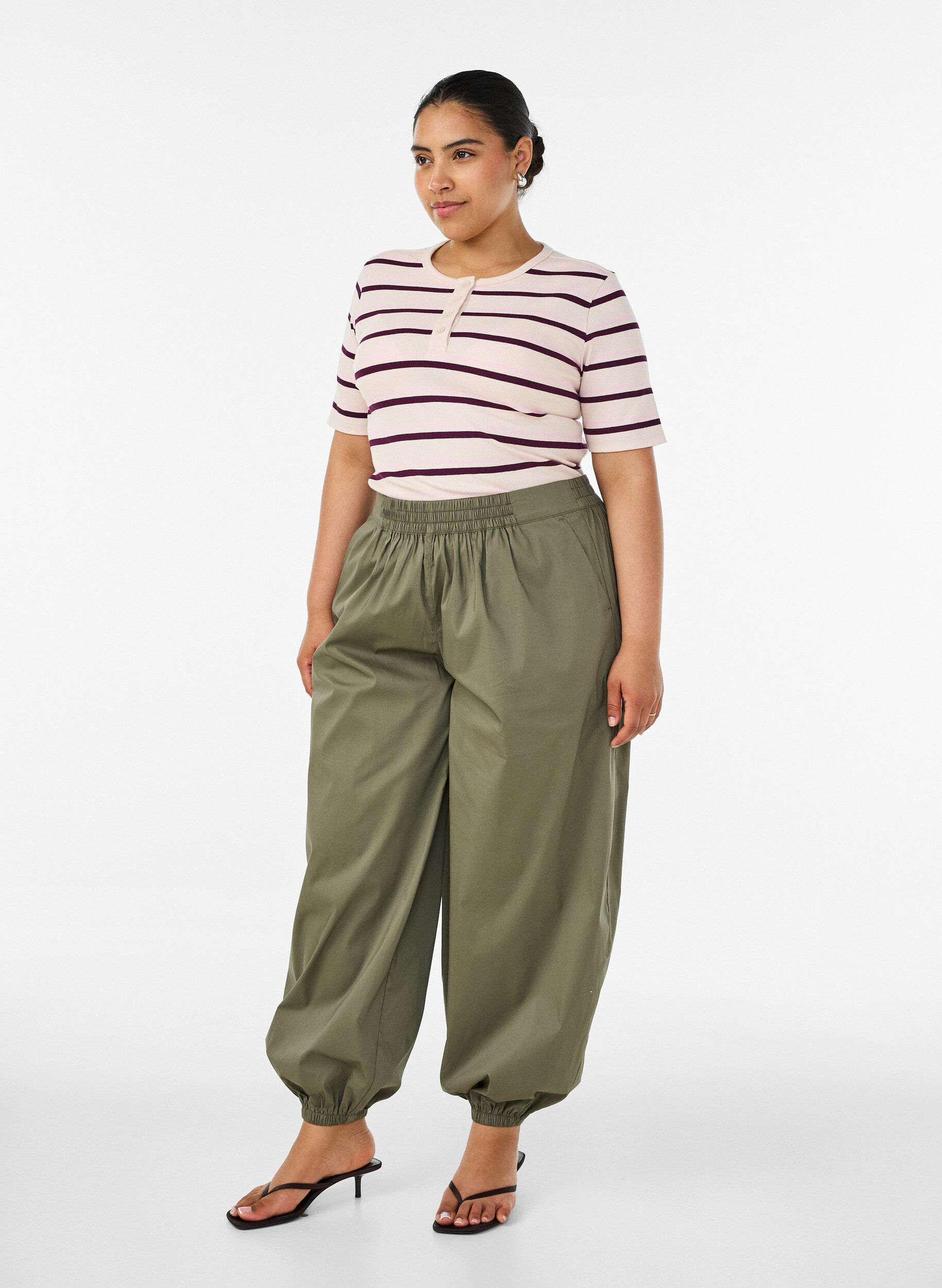 ZizziRibbet T-skjorte med striper og knappedetalj, Lilla, Model image number 1