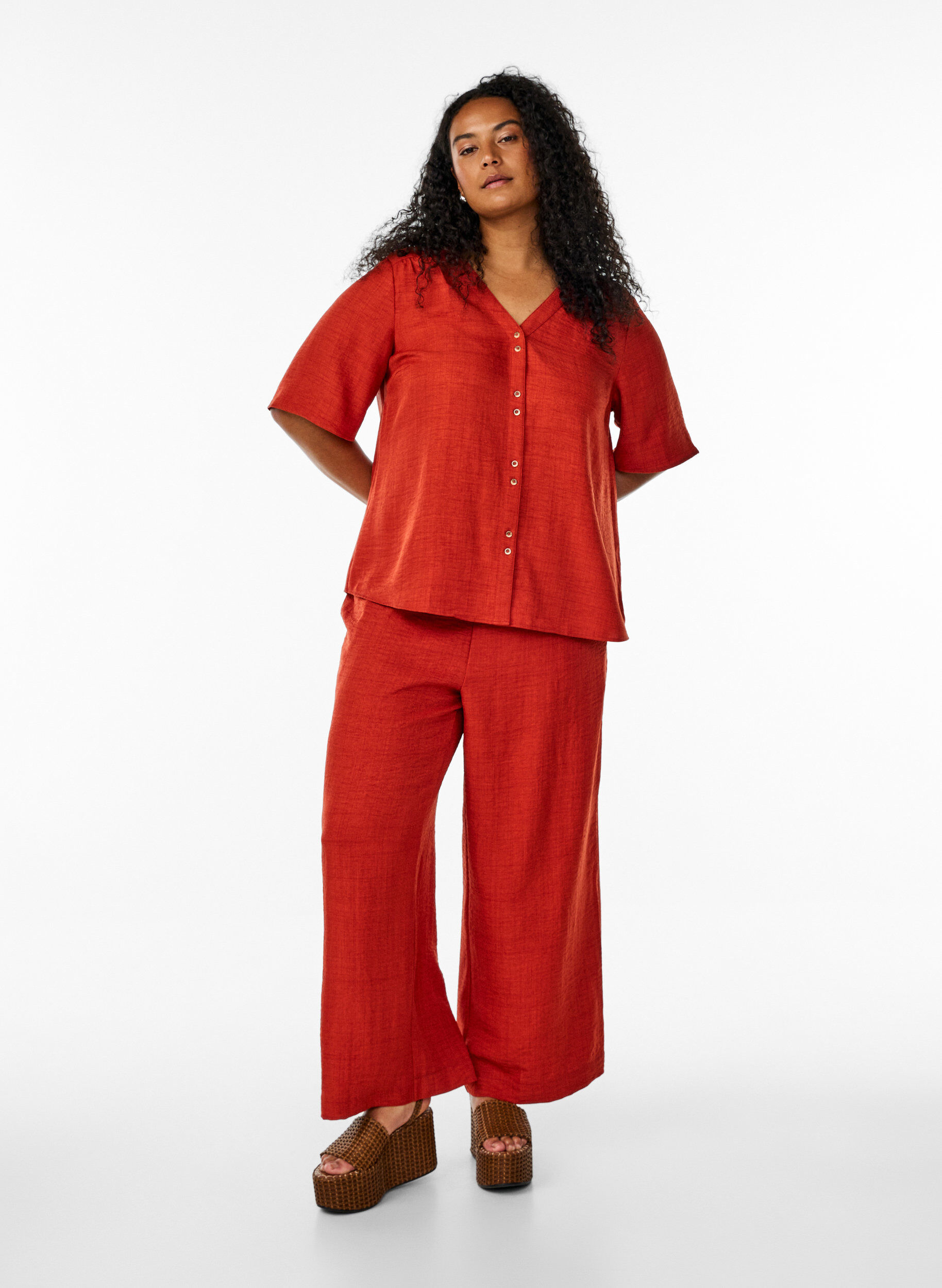 Zizzi Skjortebluse med V-hals eog korte ermer, R&oslash;d, Model image number 1