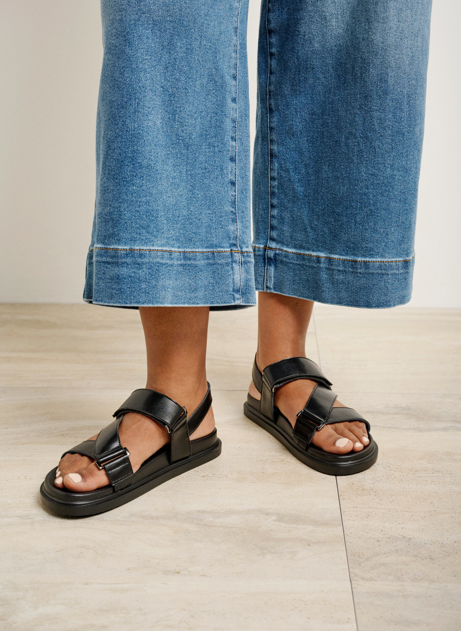 Zizzi Sandal i skinn med bred passform og justerbare remmer, Svart, Image image number 0
