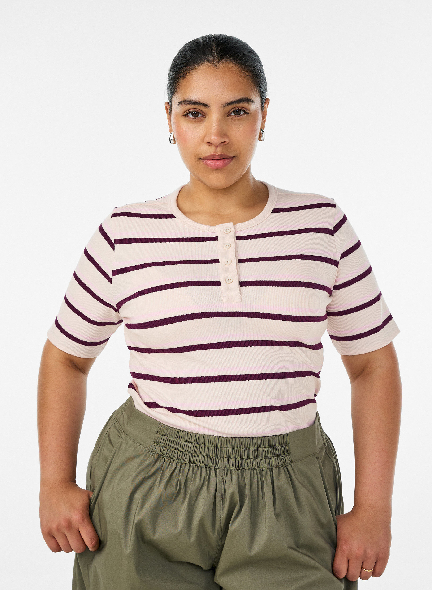 Ribbet T-skjorte med striper og knappedetalj, Lilla, Model