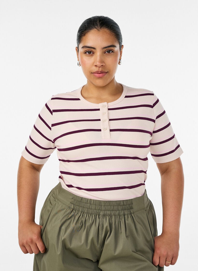 Ribbet T-skjorte med striper og knappedetalj, Lilla, Model image number 0