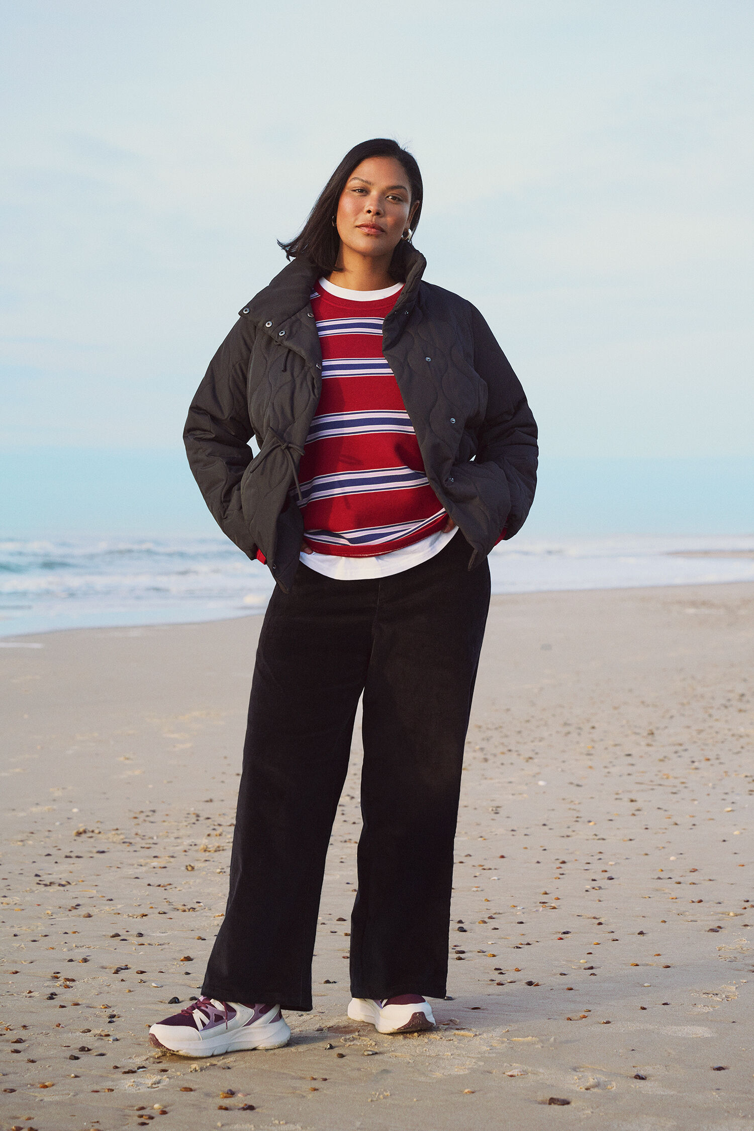 Kort vattert jakke med sl&oslash;yfer, , Model