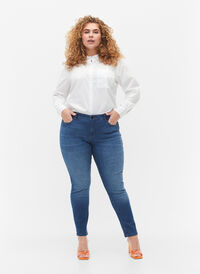 Emily jeans med vanlig liv og smal passform, Blue denim, Model