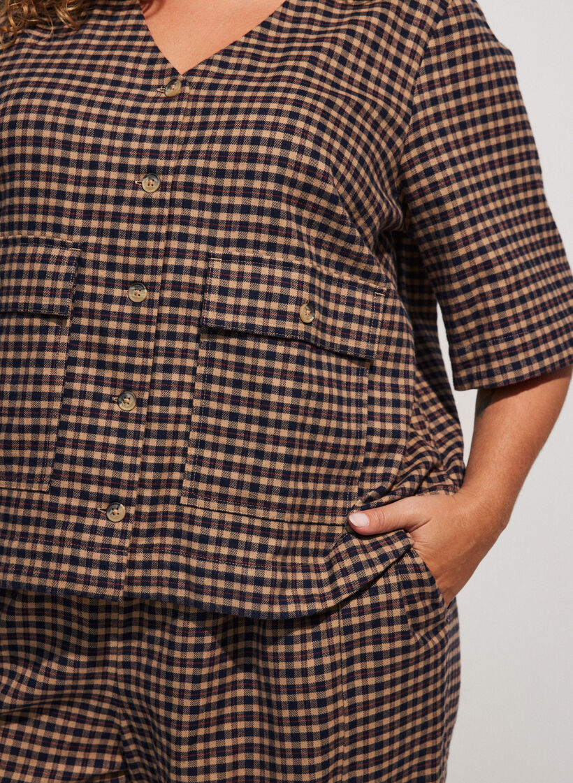 Bluse med ruter og brystlommer, Brun, Model