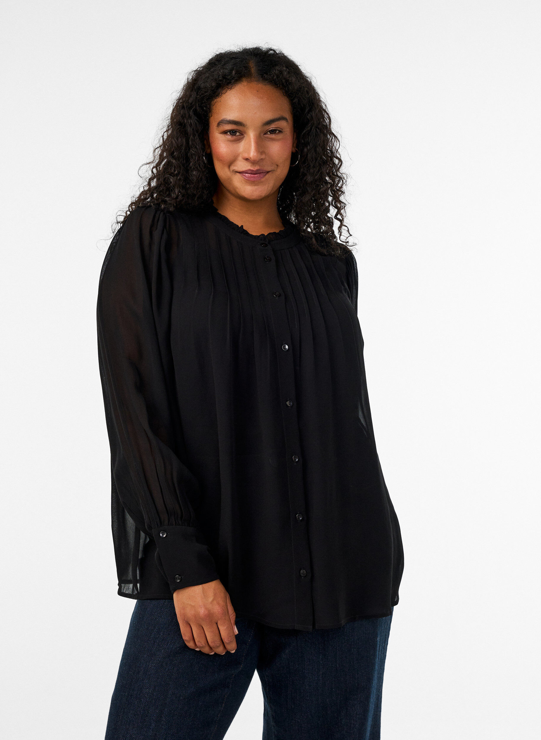 Viskosebluse med en volangkrage, Svart, Model