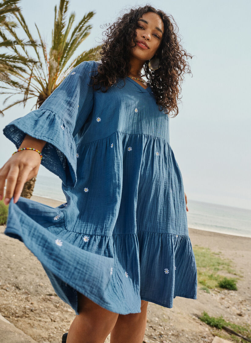 Myk bomullskjole med broderte blomster, Blue Horizon Daisy, Image image number 0