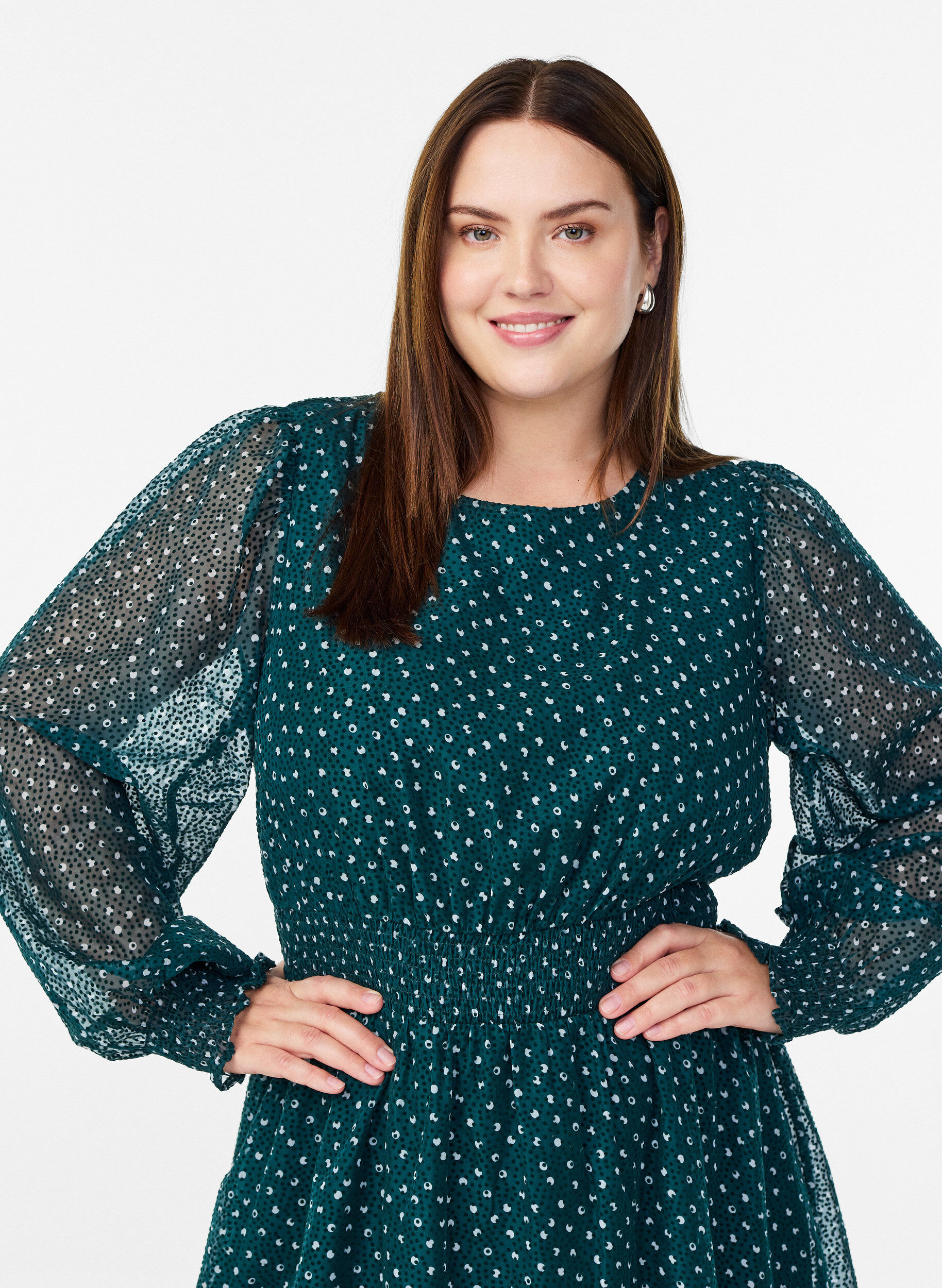 Zizzi Midikjole i chiffon med prikket m&oslash;nster, Gr&oslash;nn, Model image number 2