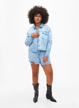 Zizzi Kort dongerijakke med detaljer med slitasje, Light Blue Denim, Model image number 2