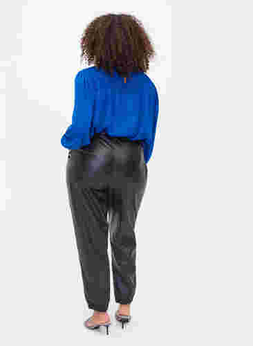 Bukser i imitert skinn, Black, Model image number 1