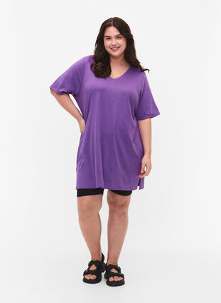 Ensfarget oversized T-skjorte med V-hals, Deep Lavender, Model image number 2
