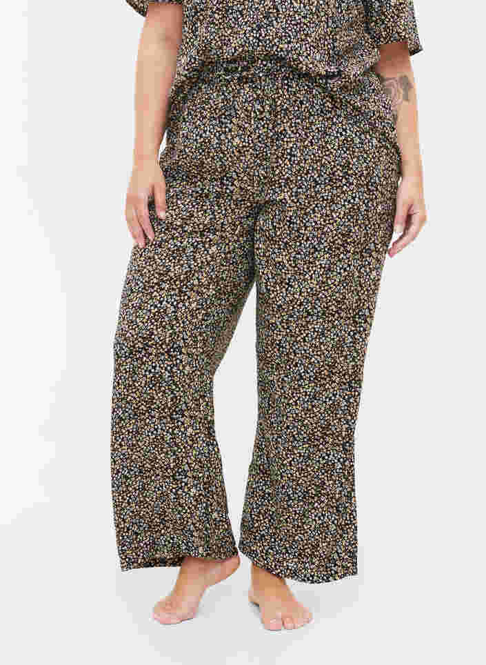 Løse pysjamasbukser i viskose med mønster, Black Flower AOP, Model image number 2