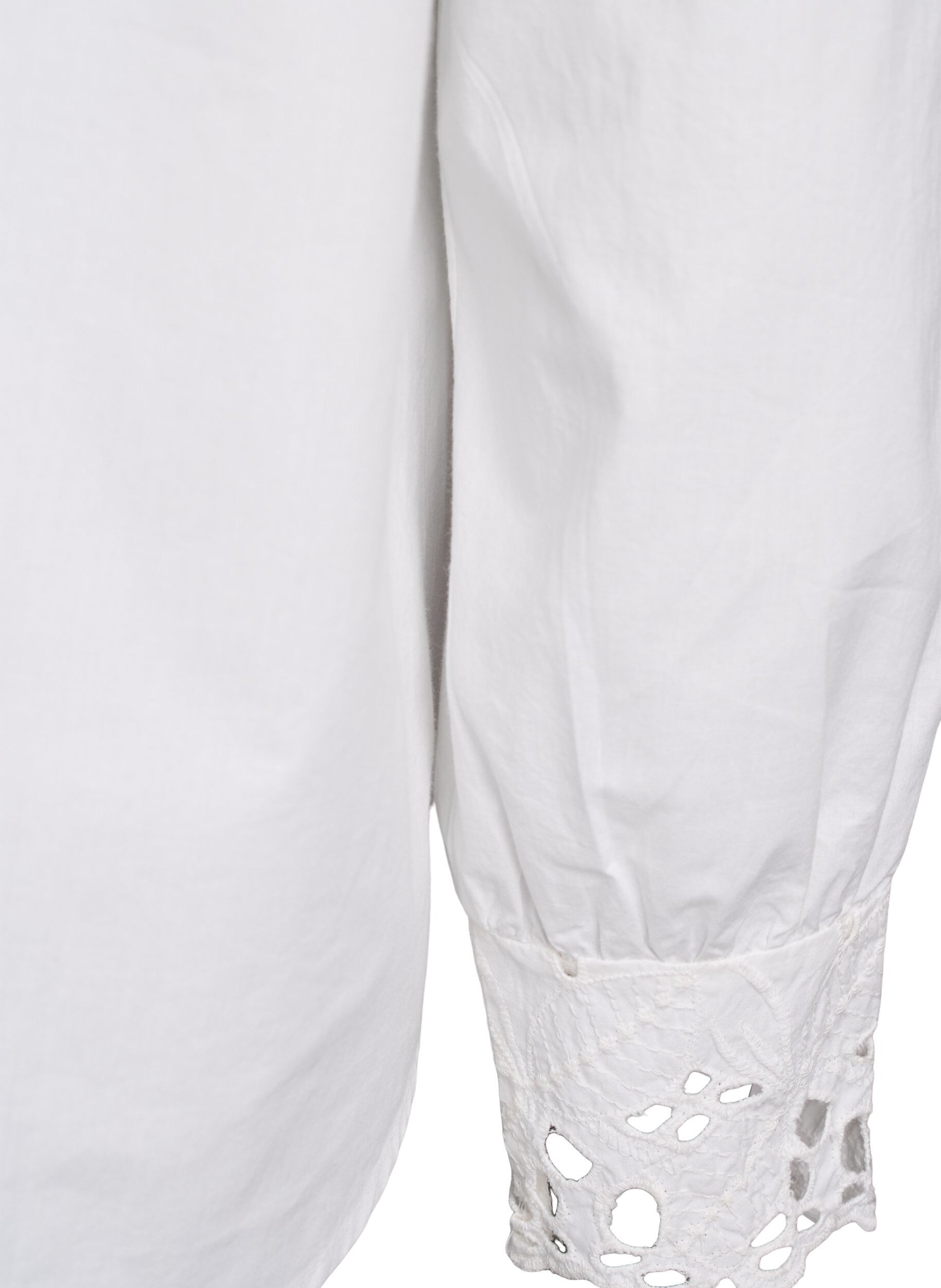 Zizzi Bluse med V-hals og broderie anglaise-detaljer, Hvit, Packshot image number 4