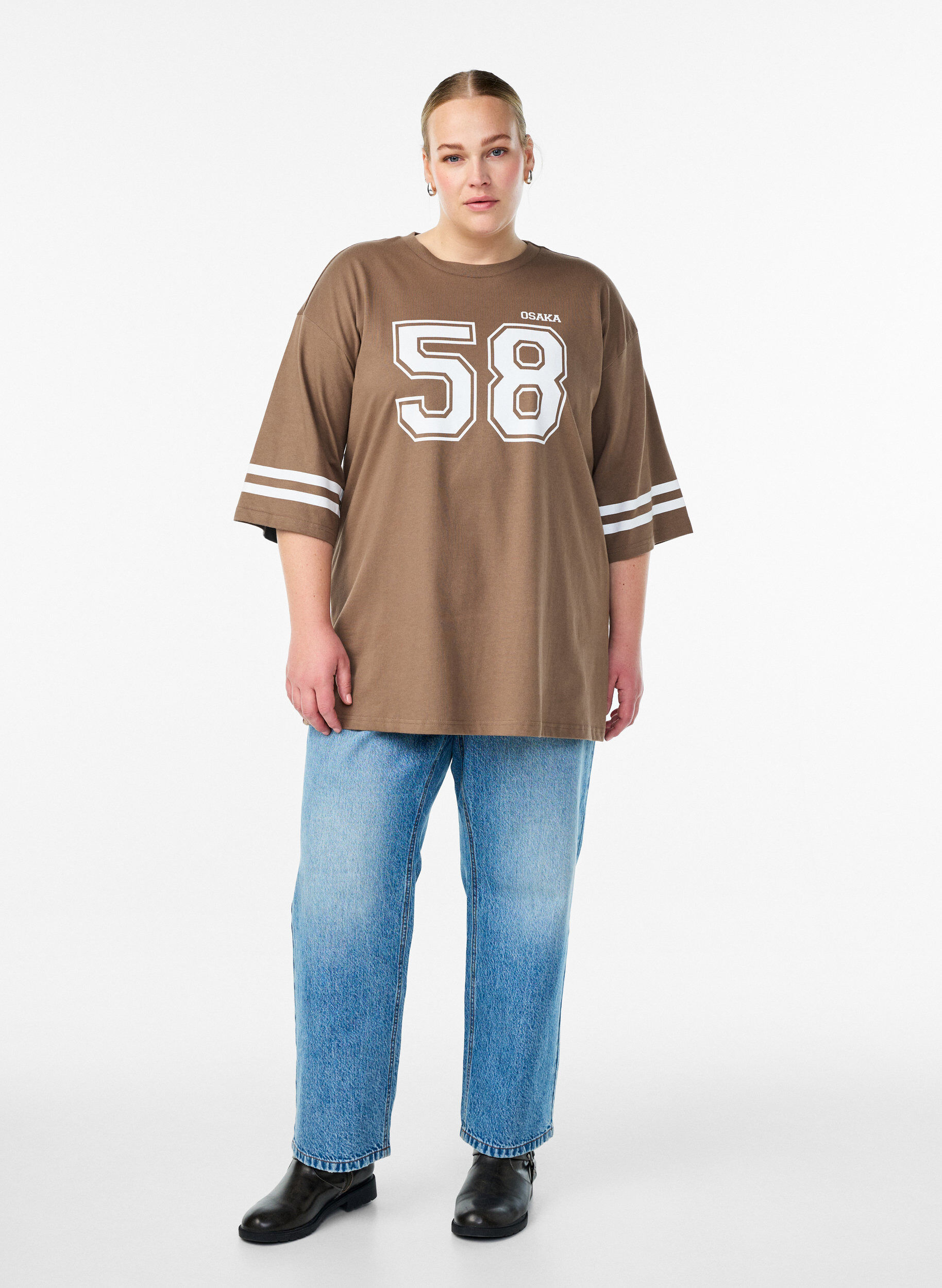 Zizzi Oversized college T-skjorte med 3/4 ermer, Brun, Model image number 1