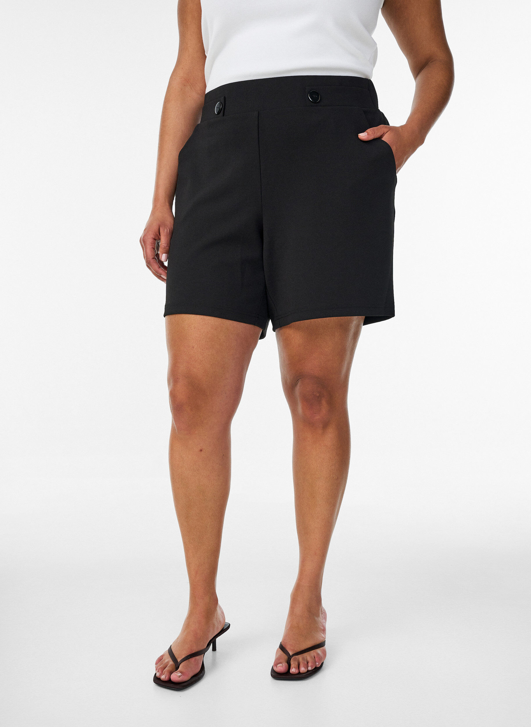 Zizzi Shorts med lommer og l&oslash;s passform, Svart, Model image number 3