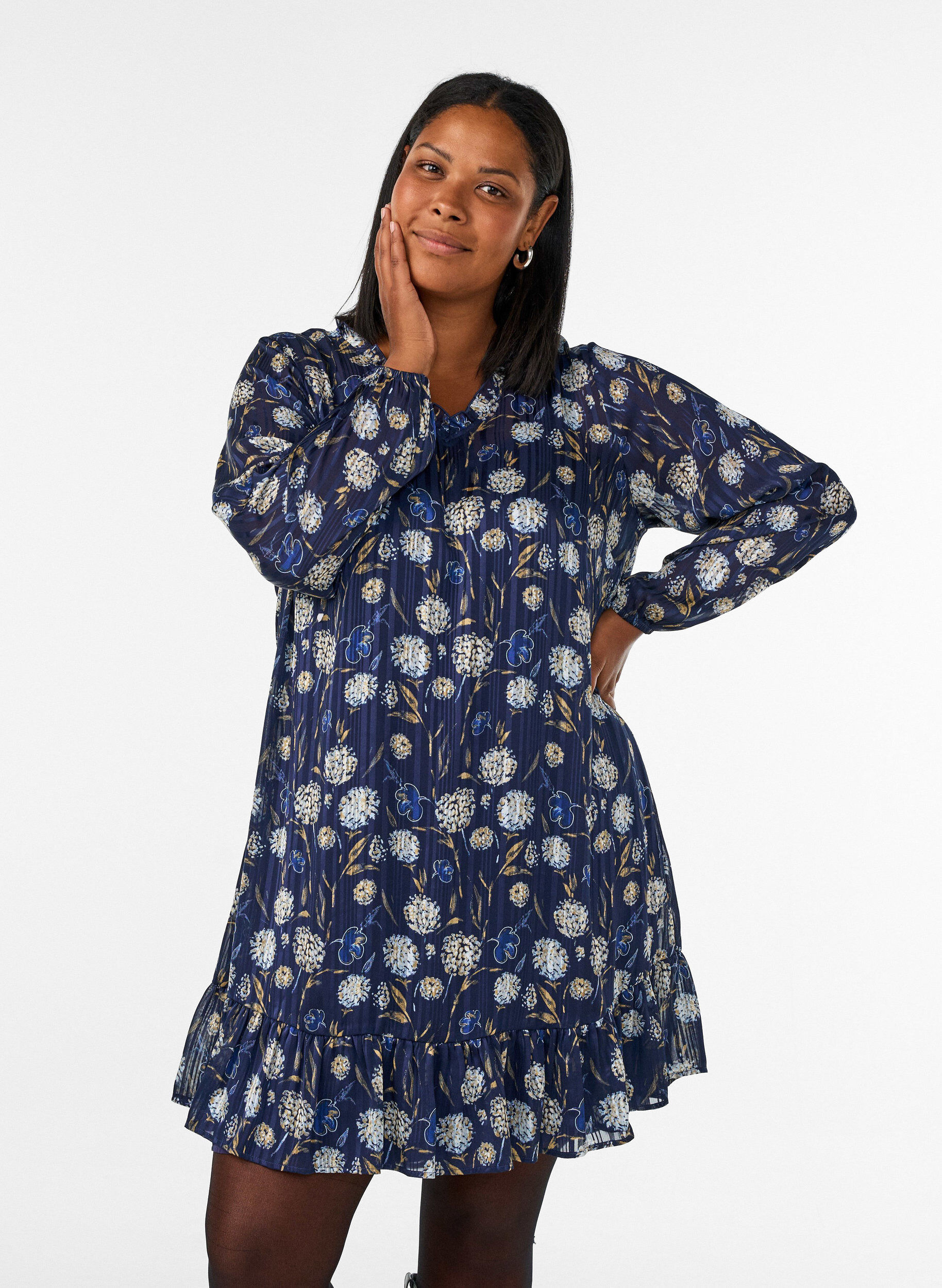 ZizziM&oslash;nstret kjole med volanger og lange ermer, Bl&aring;, Model image number 0