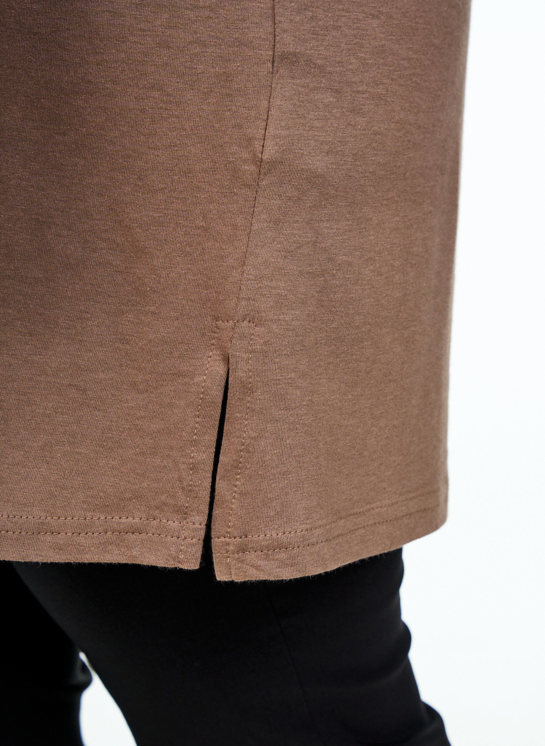 Zizzi Ensfarget oversized t-skjorte med V-hals, Brun, Model image number 3