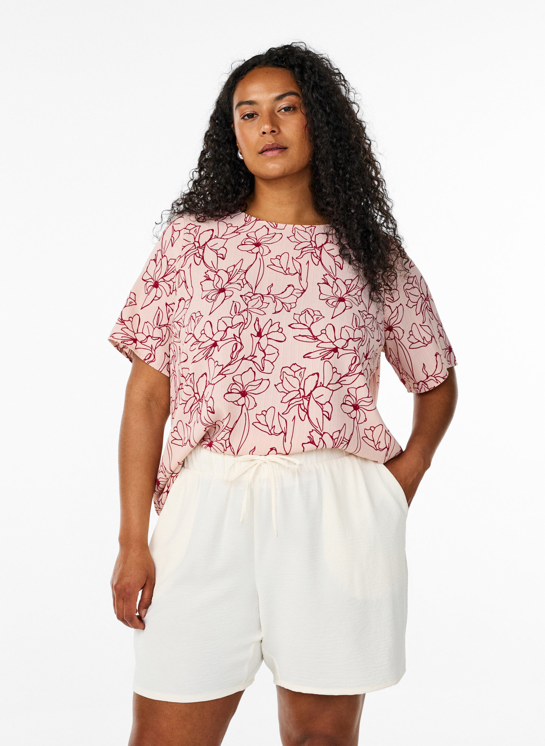 Shorts med lommer og elastisk linning, Vanilje, Model